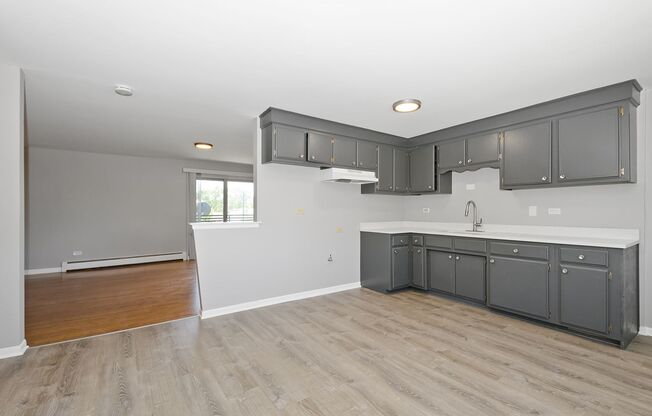 3 beds, 1 bath, $2,100, Unit 3832-12