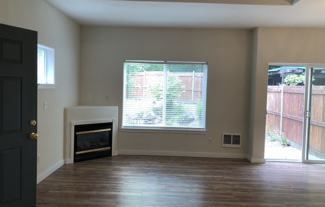 Beautiful Townhouse in Prime Tigard Location – 2 Bed + Bonus Room – Walk to Washington Square!