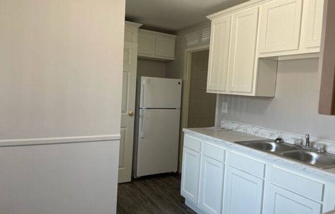 Apartment off 28th and Clyde Park Available
