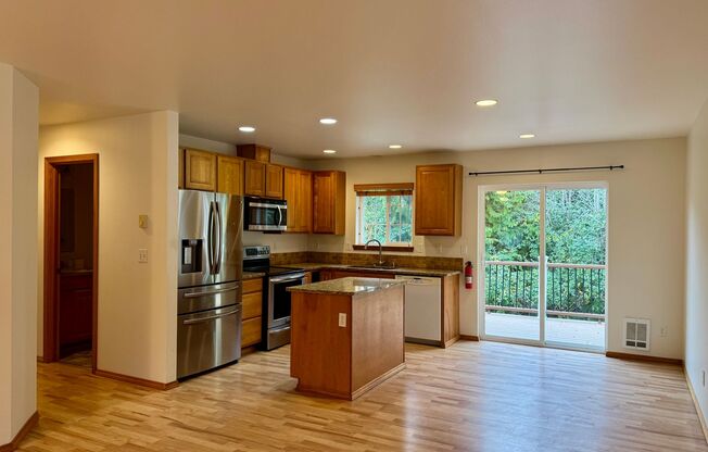 desirable Driftwood Keys daylight rambler...main floor primary suite