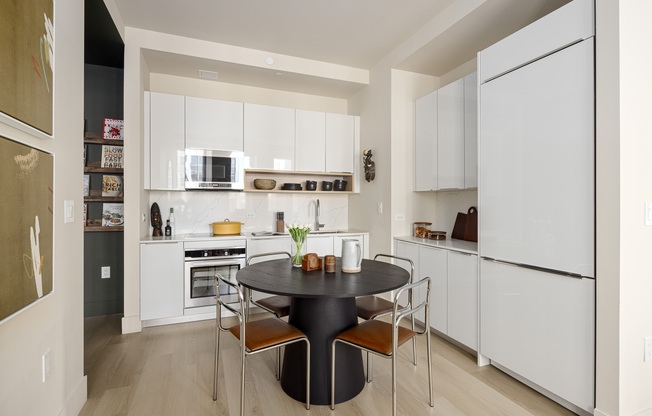 3 beds, 2.5 baths, $11,300, Unit 1301