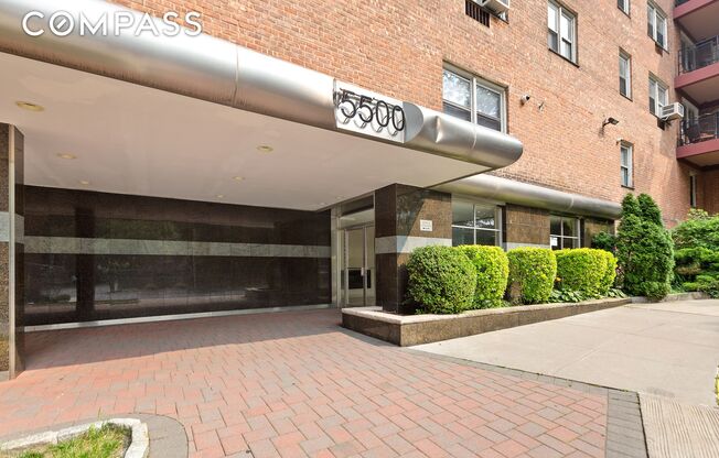 2 beds, 1 bath, $2,750, Unit 7JJ