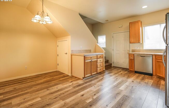 $1000 CASH BACK BONUS !! Spacious Condo with Vaulted Ceilings & Garage – Prime Vancouver Location