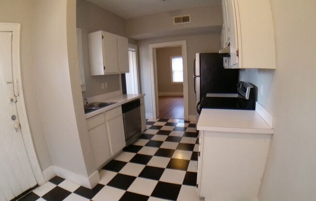 2 beds, 1 bath, $916