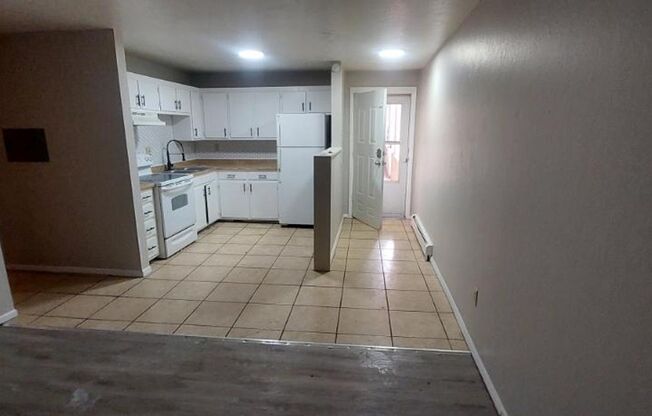2 beds, 1 bath, $1,195, Unit # 4
