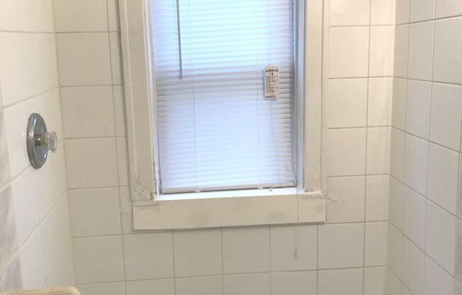 Studio, 1 bath, $795, Unit 04