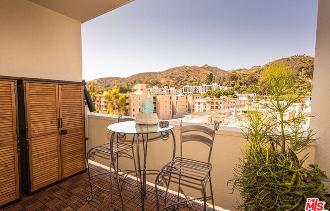 1 bed, 2 baths, 966 sqft, $5,700, Unit 901