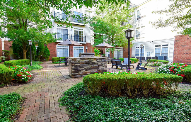 Landscaped courtyard at Central Park Apartments in Worthington, Columbus, OH