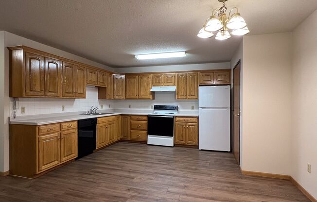 2 beds, 1 bath, 918 sqft, $1,100, Unit WE 1000 RL-16