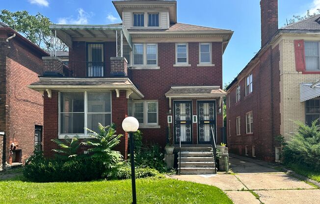 4 beds, 1 bath, $1,000, Unit 3279 Calvert St - Upper