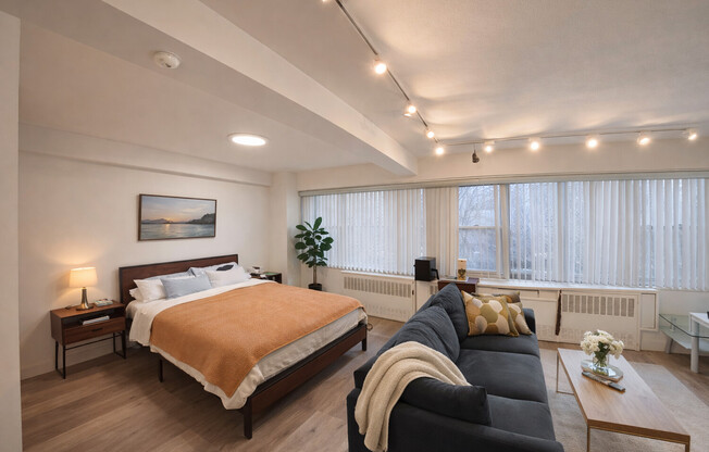 1 bed, 1 bath, $4,200, Unit 4J