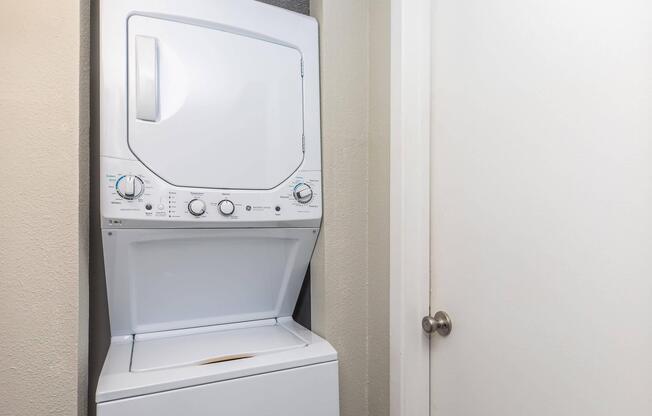 2 beds, 1 bath, 812 sqft, $1,289