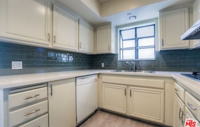 1854 S BEVERLY GLN BLVD