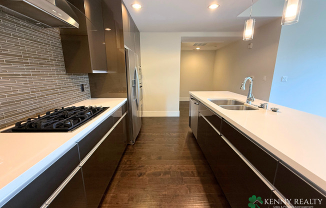 Spacious 2 Bedroom Condo in Prime Burlingame Location – Parking Included