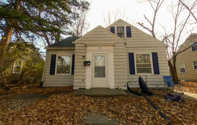 Close to Campus and Aggieville + Off-Street Parking + Washer & Dryer! Available June 4th!