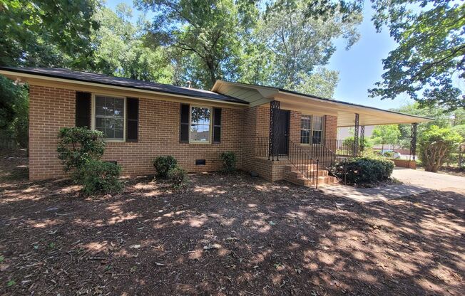 Clarke Co. - Athens, GA Huntington Ct - 3 Bedroom, 1.5 Bathroom - Brick Home - Right Next to the GA. Square Mall - Convenient to all Athens Amenities