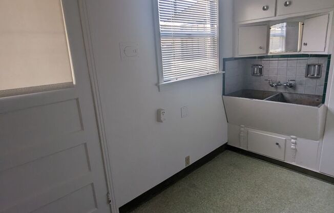 2 beds, 1 bath, $1,700