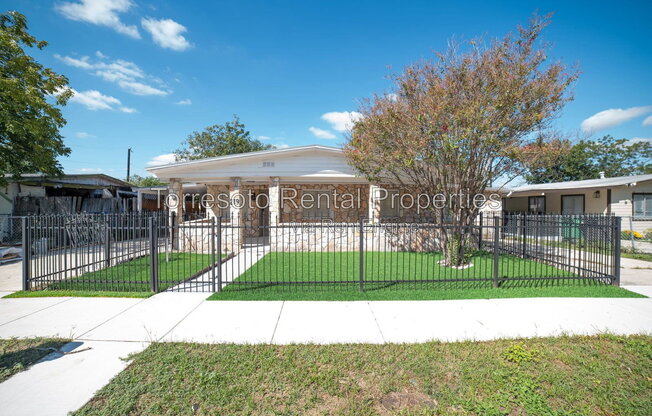 1 bed, 1 bath, $900, Unit B