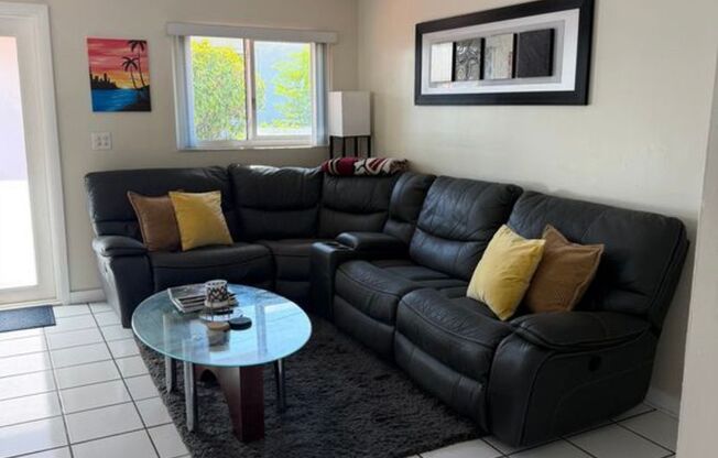 Private Bedroom w/ Private Bath in Spacious 1,100 Sq Ft Home – Prime Location