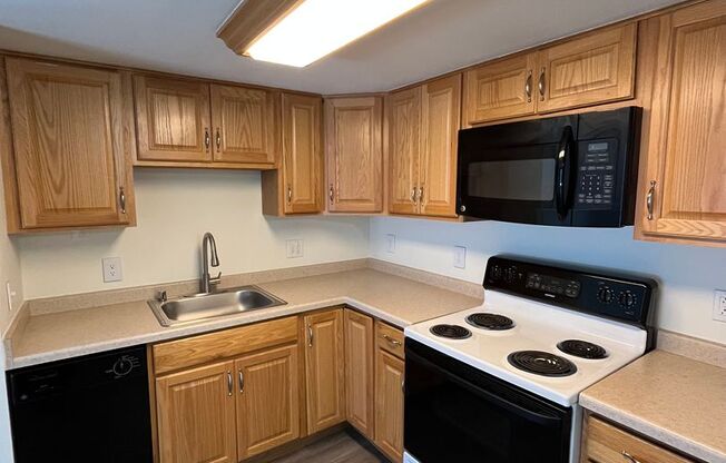 2 beds, 1.5 baths, 950 sqft, $1,395, Unit 300E