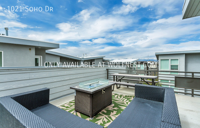 1021 SOHO DR