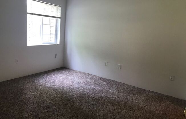 2 beds, 1 bath, 950 sqft, $1,550, Unit D-07