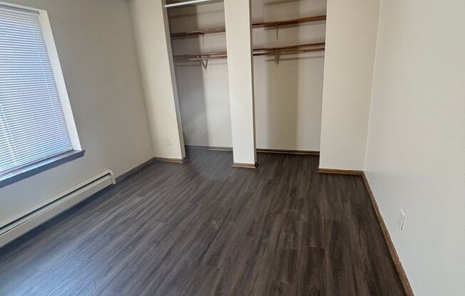 2 beds, 1 bath, 800 sqft, $999, Unit Custer-217