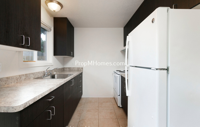 Updated NE Portland Glenfair Two Bedroom Apartment w/ Fenced Patio!