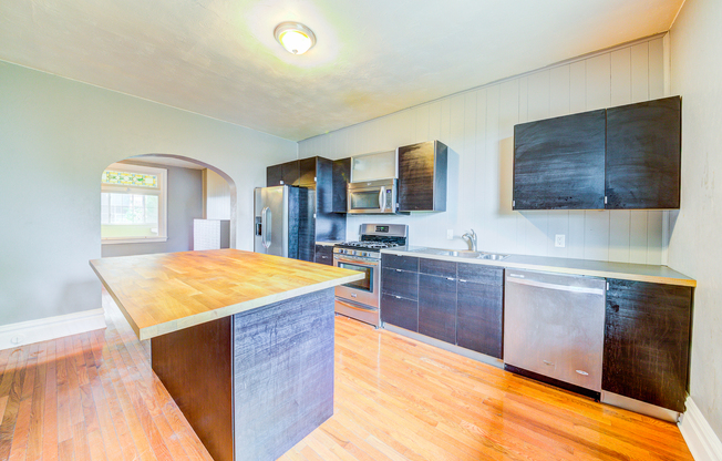 AVAILABLE JULY 2024 - Excellent 3 Bedroom Home, Beautifully Renovated in Mt Washington!