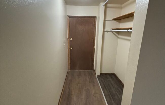 2 beds, 1 bath, 800 sqft, $999, Unit Custer-302