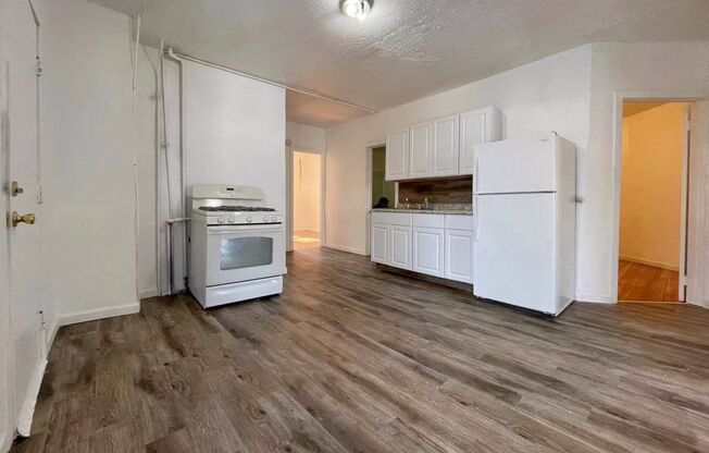 3 beds, 1 bath, 900 sqft, $1,500, Unit 2L