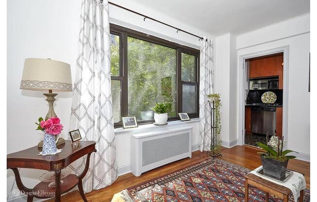 400 E 52 ST