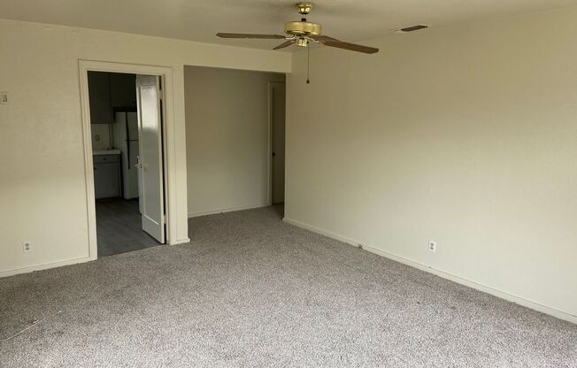 Hollywood Park - 1 Bdrm, 1 Bath w/ garage