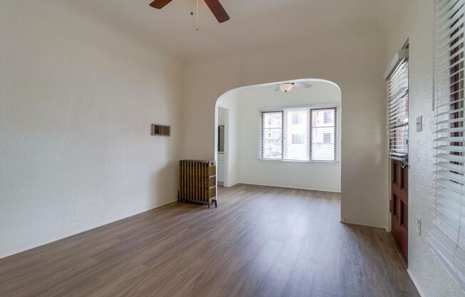 Move In Special! Charming Top Floor 1-Bedroom Apartment in Bankers Hill!