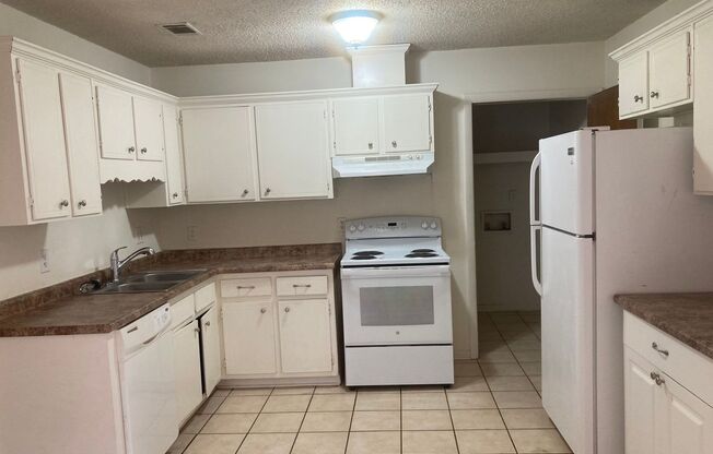 3 beds, 2 baths, $1,395, Unit A