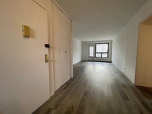 61 35 98 ST