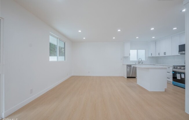 7734 N GLENOAKS BLVD