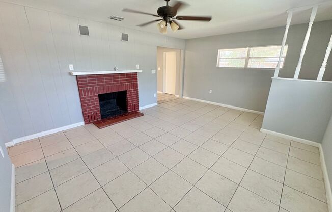 Charming 2 Bedroom Home with Fenced Yard & Screened Patio – Prime Location!