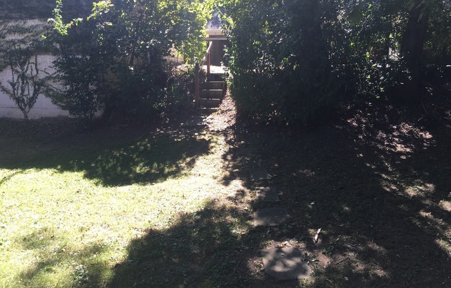 *** Mt. Lebanon Duplex for Rent with Front and Back Porch * Pet Friendly Apartment * Walk to the T * Renovated ***