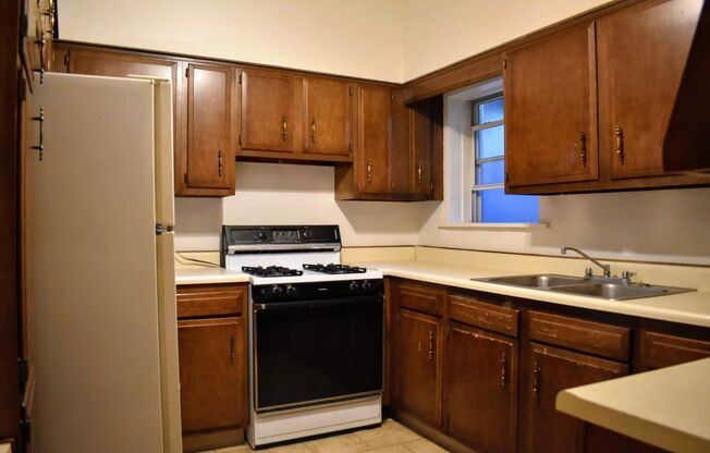 Amazing Two Bedroom in Oakland! Ample Natural Light, Central A/C & More!! Call Today!