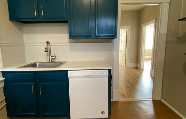 AVAILABLE NOW!! Updated 2bed 1bath!