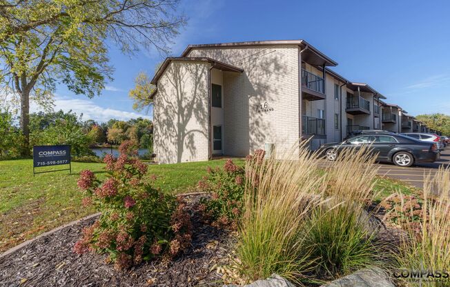 2 beds, 1.5 baths, 884 sqft, $1,275, Unit 305