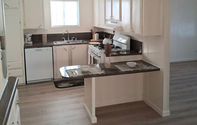 2 beds, 1 bath, 860 sqft, $3,295, Unit 014