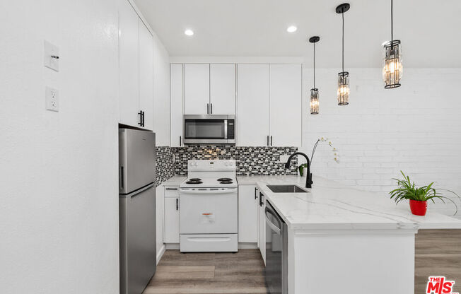 Studio, 1 bath, 403 sqft, $2,499, Unit 217