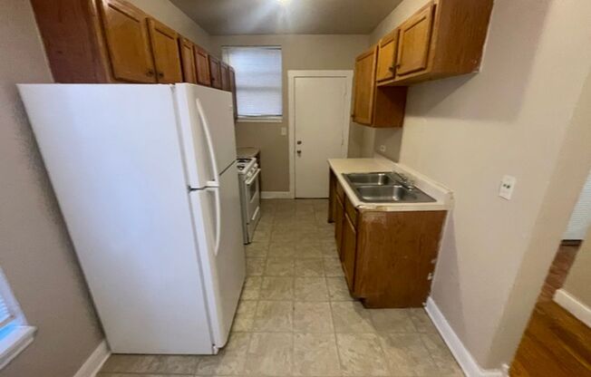 3 beds, 1 bath, $1,200, Unit 4842 #2S