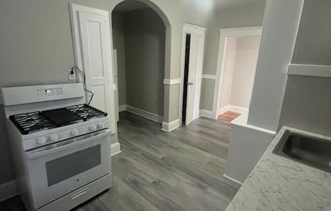 3 beds, 1 bath, $1,775, Unit 205 Belmont Unit #4L