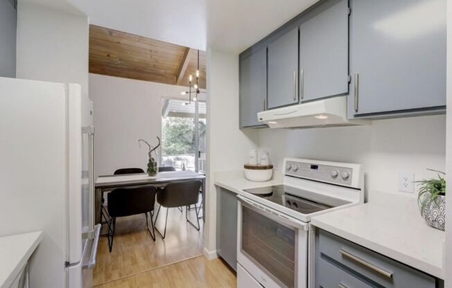 2 beds, 2 baths, $4,800, Unit #286