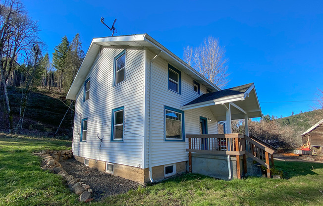 Beautiful Country Living 4 Bed + 1 Bath!! Updated House with tons of Charm! Washer and Dryer Hookups