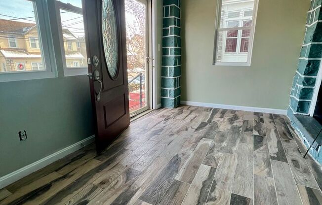 Gorgeous 4-Bedroom Twin Home in Upper Darby! Available NOW!