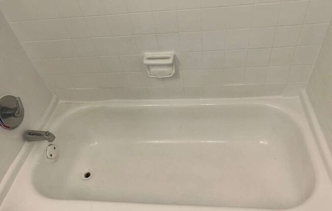 2 beds, 1 bath, $1,000, Unit 20